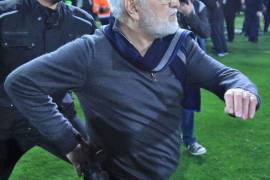 Presidente de equipo griego invade el campo con una pistola y suspende la Liga Griega