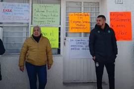 Sobre la calle Zaragoza está el puesto periférico del ISSSTE en el municipio de Ocampo, y ahí se plantaron trabajadores de cuatro escuelas.