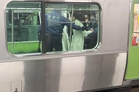 Cuatro personas resultaron heridas de apuñalamiento en el Metro de Tokio, aparentemente por una mujer, y fueron trasladadas al hospital.