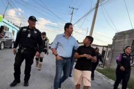 Javier Díaz González recorrió calles de la colonia María de León y dialogó con vecinos sobre acciones de seguridad y prevención.