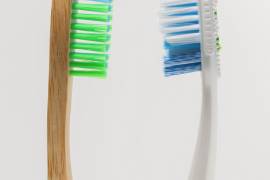 Con los cepillos de dientes, por ejemplo, puedes optar por mangos de bambú, que pueden reducir los residuos plásticos