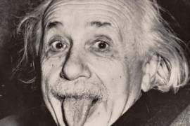 Subastan la copia más antigua de la icónica foto de Einstein sacando la lengua