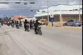 Repartidores de plataformas digitales rindieron homenaje póstumo a Martín Alberto Aguilera, joven fallecido tras ser arrollado por un autobús de la Ruta Jacarandas en la colonia Ampliación Los Ángeles.