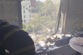 El jefe del Heroico Cuerpo de Bomberos de CDMX informó que hubo saldo blanco dado que no se reportaron personas lesionadas, solo material de oficina quemado. FOTO: X / @JefeVulcanoCova