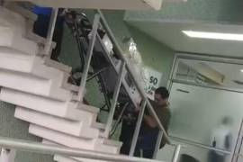 Médicos y enfermeros cargan con cuidado al pequeño Leonardo.