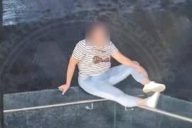 Policías de Monterrey lograron el rescate de una joven que intentaba lanzarse desde el Puente Verde que une el Parque Fundidora con el Parque España en Nuevo León.