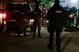 Tras el desalojo, la calle Guadalajara quedó cubierta con latas, botellas y otros envases de bebidas alcohólicas, evidencias de la reunión que se desarrolló durante varias horas.