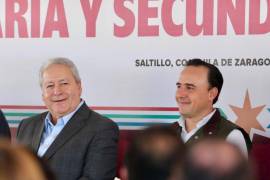 El alcalde de Saltillo, José María Fraustro Siller (izquierda), destaca los avances en seguridad, economía y urbanización que posicionaron a la ciudad como la más competitiva de México según el IMCO..