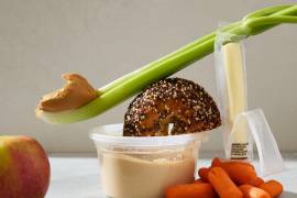 Los snacks inteligentes también pueden contribuir a aumentar tu ingesta de fibra, proteínas y micronutrientes.