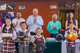 Autoridades educativas y municipales durante la entrega de apoyos del programa “En tu escuela tú eliges” en la primaria “Miguel Ramos Arizpe”.
