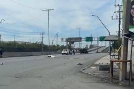 Elementos de seguridad pública acudieron al sitio tras el percance, donde la mujer fue localizada sin signos vitales sobre el carril derecho del puente vehicular.