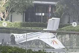 Un fragmento de una aeronave en una vía próxima al edificio China Zun, en Pekin, China). Una avioneta se estrelló contra el edificio más alto de la capital china, confirmaron testigos a EFE.