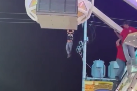Un niño fue rescatado ileso en la Feria de Torreón tras ingresar por una zona no autorizada y quedar suspendido de una canastilla de la rueda de la fortuna.