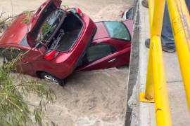 La corriente sorprendió a automovilistas en el vado de Praderas del Sur, donde tres vehículos fueron arrastrados por el agua.