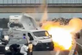 Imágenes salvajes mostraron el momento en que los ladrones, armados con rifles, hicieron estallar el vehículo, con humo y escombros volando por todas partes mientras los ladrones se apresuraban a saquear el contenido de la camioneta destruida.