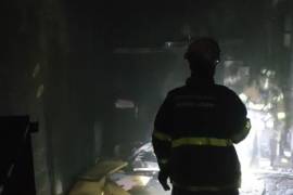 Elementos de Protección Civil y Bomberos de San Nicolás atendieron el incendio en un centro comercial ubicado sobre avenida Manuel L. Barragán, donde fueron evacuadas alrededor de 400 personas
