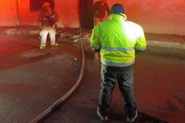 El incendio consumió gran parte de la vivienda construida con madera y block en la colonia Luis Donaldo Colosio.