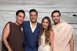 Ceremonia. Carlos Rivera y Cynthia Rodríguez acompañaron a ‘Un Tal Fredo’ en una boda que rápidamente se volvió viral en redes sociales.