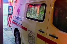 Socorristas de Cruz Roja Saltillo pidieron a la población respetar las ambulancias y generar conciencia, luego de que una unidad fuera atacada con un ladrillo mientras trasladaba a un paciente.