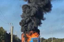 Un tractocamión cargado con carbón quedó prácticamente destruido por las llamas luego de incendiarse cuando circulaba por la carretera Federal 57, en territorio de Nava.