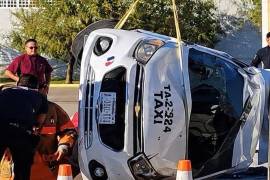 Un Chevrolet Beat modelo 2021, utilizado como taxi, volcó tras ser impactado por un Hyundai Sonata en la carretera a la Presa de la Amistad.