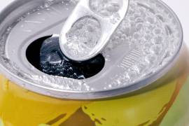 ¿El agua mineral daña los dientes?