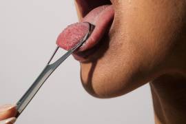 El raspado de la lengua implica el uso de una herramienta para eliminar una capa blanca o amarillenta que a veces se forma en la lengua.
