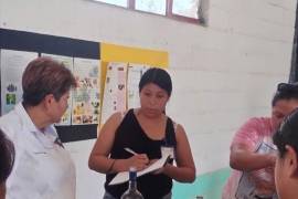 Habitantes del ejido Charcos de Figueroa reciben capacitación sobre el uso responsable de plantas medicinales como parte del Programa Salud y Bienestar Comunitario.