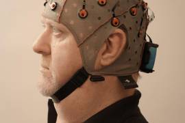 Una interfaz cerebro-computadora, que permite a los humanos controlar computadoras solo con la mente.