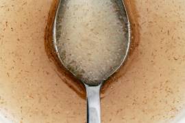 Al entrar en contacto con el agua, el psyllium forma una sustancia viscosa que ablanda las heces y ralentiza la digestión, lo que ayuda a evitar picos bruscos de azúcar en la sangre.