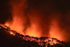 Fuego arrasa con el Cerro de la Cruz, en Uruapan, Michoacán