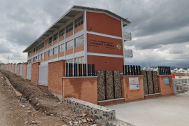 Un adolescente de 13 años de edad fue detenido luego del reporte de una presunta agresión con un objeto punzocortante a cuatro personas al interior de la Secundaria Esperanza Cabrera.