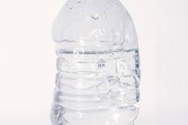 Una botella de agua de plástico de un solo uso en Nueva York, 17 de julio de 2025. Un nuevo documental de Netflix explora si eliminar el plástico puede mejorar nuestra salud. Pero dista mucho de ser un experimento perfecto.