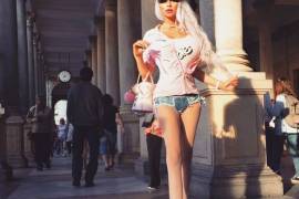 Video: Adolescente 'muñeca humana' gasta mil euros, de sus padres, cada mes para lucir como Barbie