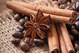 Desde postres hasta moles, la canela se integra en la cocina mexicana como un toque especiado que equilibra sabores dulces y salados.