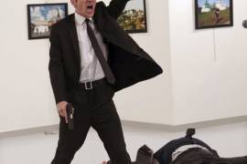 Fotografía del asesinato de embajador ruso, gana el premio World Photo Press 2017
