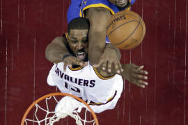 Con triple de Durant, Warriors dejan a Cavs contra la pared