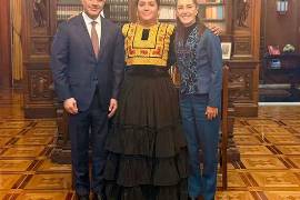 Elvis Guerra diseñador muxe, junto Omar García Harfuch y Claudia Sheinbaum.