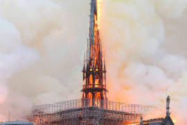 Arde Notre Dame símbolo de la cristiandad; Incendio daña dos tercios de la cubierta