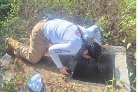 Las madres buscadoras no tuvieron que escarbar, pues la fosa, de casi dos metros de profundidad, fue localizada en el patio trasero de un inmueble, donde había ropa y varios pares de zapatos de hombre y mujer.