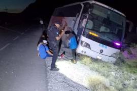 Cuerpos de emergencia evaluaron a los pasajeros del autobús tras la salida de la unidad de la carretera federal 30.