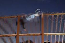 La migrante quedó suspendida sobre la estructura metálica tras engancharse en el alambre de púas.