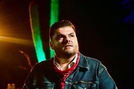 Plan. El intérprete busca conectar tanto con quienes crecieron escuchando estas canciones como con las nuevas generaciones.