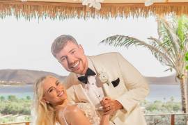 Sueño. Thea Donaldson sorprendió al lucir tres vestidos distintos durante la exclusiva celebración de la boda.