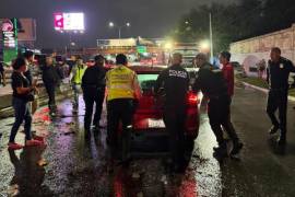 Ante las lluvias que se registraron la tarde noche del jueves que ocasionaron que decenas de automovilistas quedaran varados, el municipio de Monterrey rescató a 10 conductores.