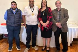 Felipe Bravo Dávila (centro) recibió la presea Visión Numismática por un video sobre un billete de 1913. La pieza presentada tiene una denominación de cinco pesos y fue expedida en San Pedro de las Colonias.