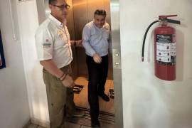 Personal de emergencia acudió a una empresa ubicada en las avenidas Abasolo y González Ortega tras el reporte de una persona atrapada en un ascensor.