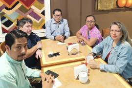 Miembros del colectivo exponen su situación legal ante representantes de seguridad pública.