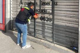 Inspectores municipales colocaron sellos de clausura en la tienda Six de la colonia La Constancia.