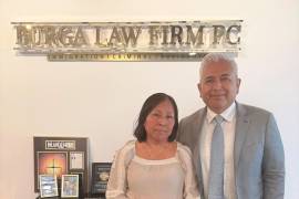 Minerva Terrones Domínguez junto a su abogado, Arturo Burga. Tras más de dos meses detenida por el ICE, la mexicana logró regresar a su casa en California, donde la esperaba la ausencia de su hijo Samuel.